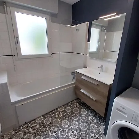 Charming With Balcony Near Port Of Apartament *